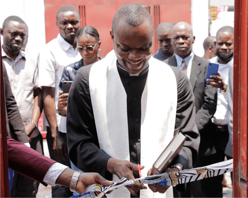 Pbro. Maurice Matata inaugurando el colegio