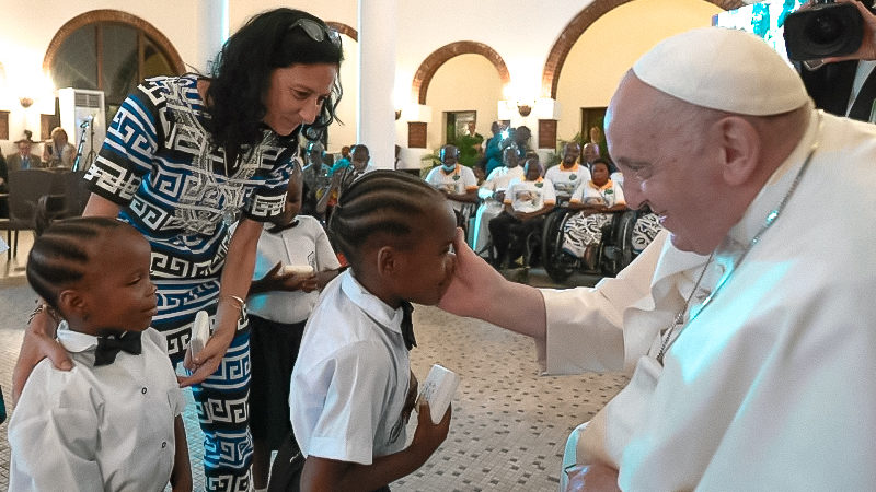 Alumnos y misioneros junto al Papa Francisco