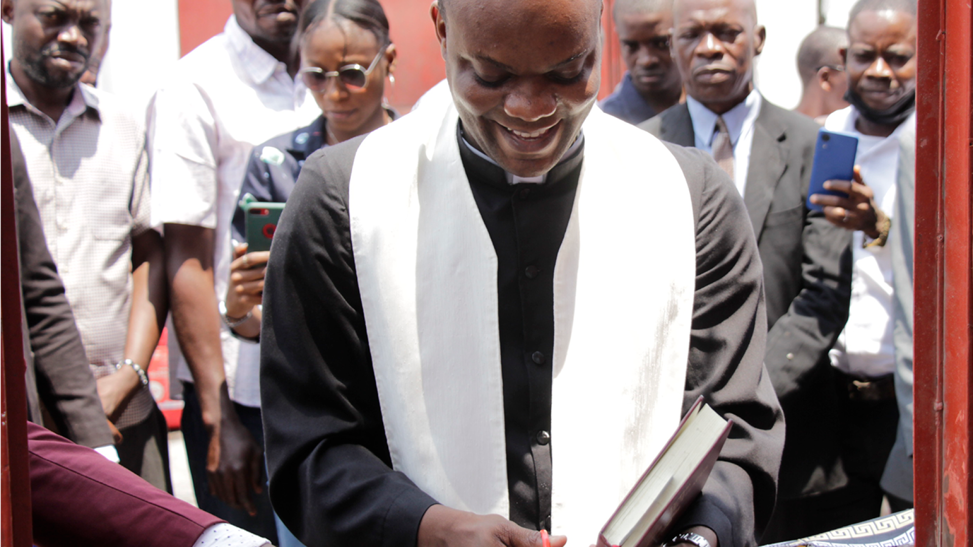 Pbro. Maurice Matata inaugurando el colegio