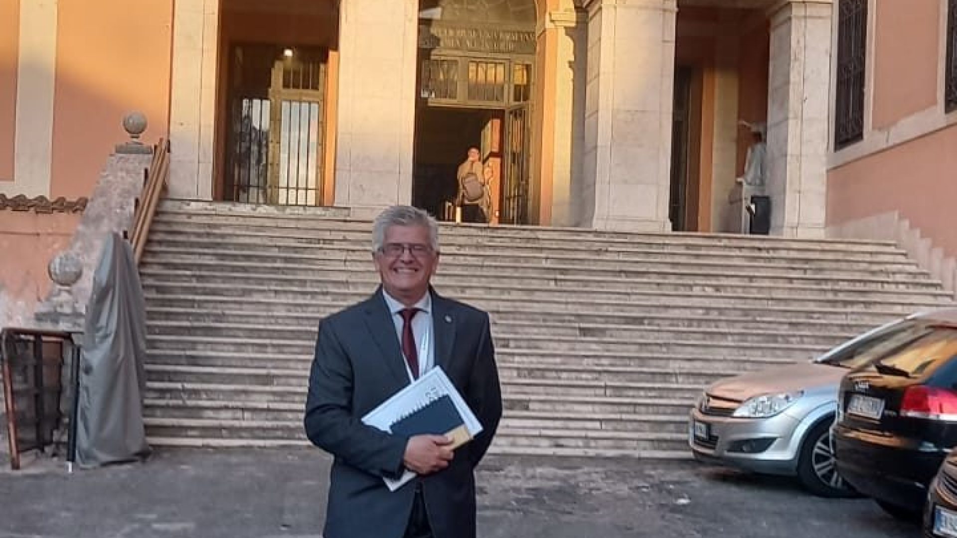Silvano Penna en el ingreso al Angelicum